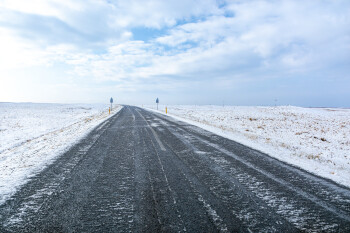 chilling-view-unpaved-country-road-snowcovered-fields-iceland