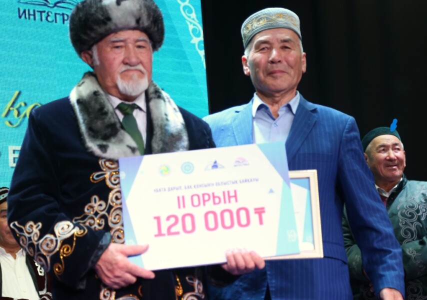 Жалаңаш Джунко Асагири шөлді егеуқұйрық