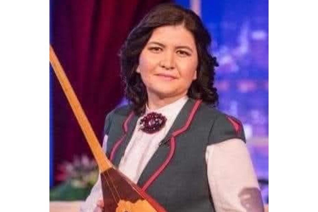 Әдемі кеуде эротикалық бейне Сексуалдық анаммен жыныстық қатынас