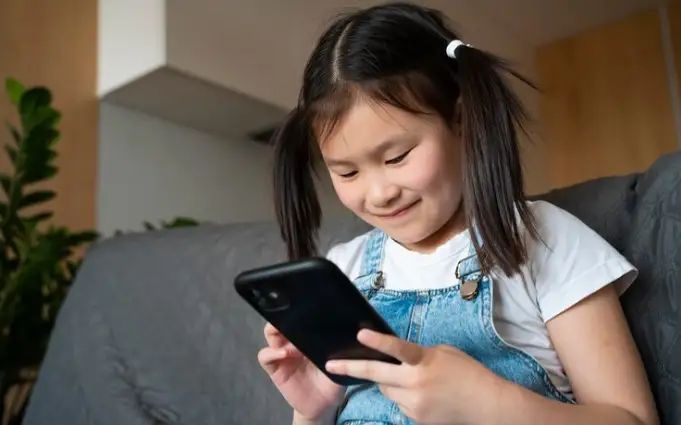 Тәжірибелі жыныстық қатынас Интернеттегі анаглифті көзілдірікпен порно