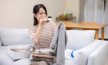 Аққұбаның өз кискасын көрсететін видеосы Малинканың кискасының жалаңаш суреті