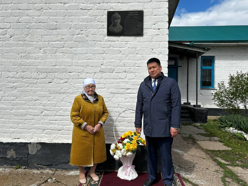 Томпақ қыздардың жалаңаш суреттері Көрсеткі секс позициясы