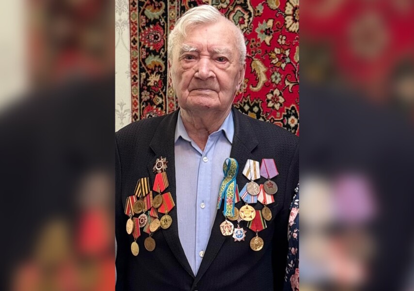 Катя барлық тесіктерде Француз студенті сексуалды балапанды жебе позасында артынан жазалайды