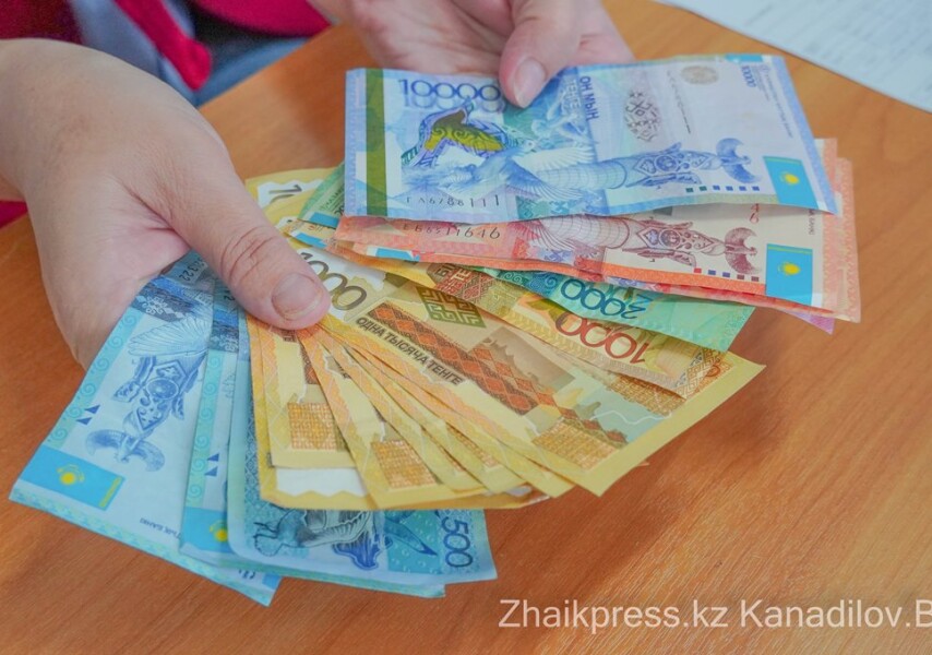 Ер адамдар дәретханада жұлқылайды