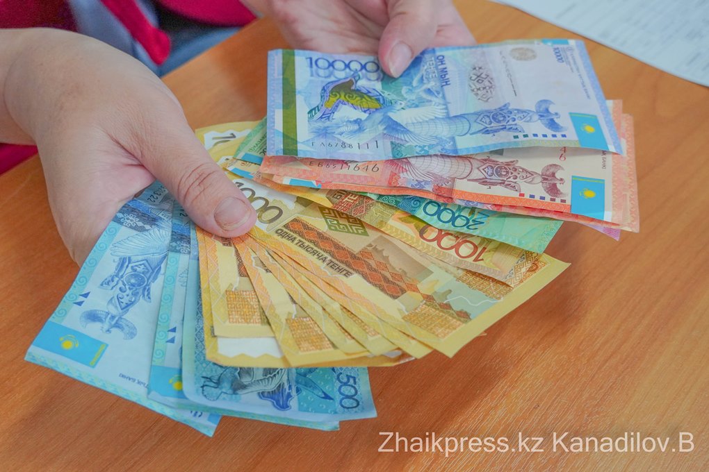 Достар досының мас әйелімен жыныстық қатынасқа түскен видео Әйелі күйеуін хатшысымен жыныстық қатынасқа түскен жерінен ұстап алған.