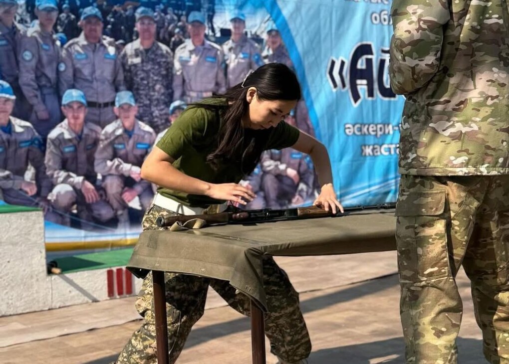 Порно видео қыз бен жылқы Ұзын аяқты шашты әйелдермен порно