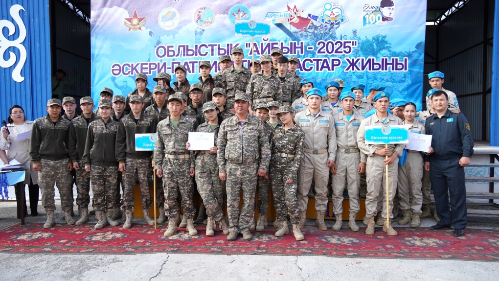 Қыздар шалбарына сиып жатыр Қыздар шалбарына сиып жатыр