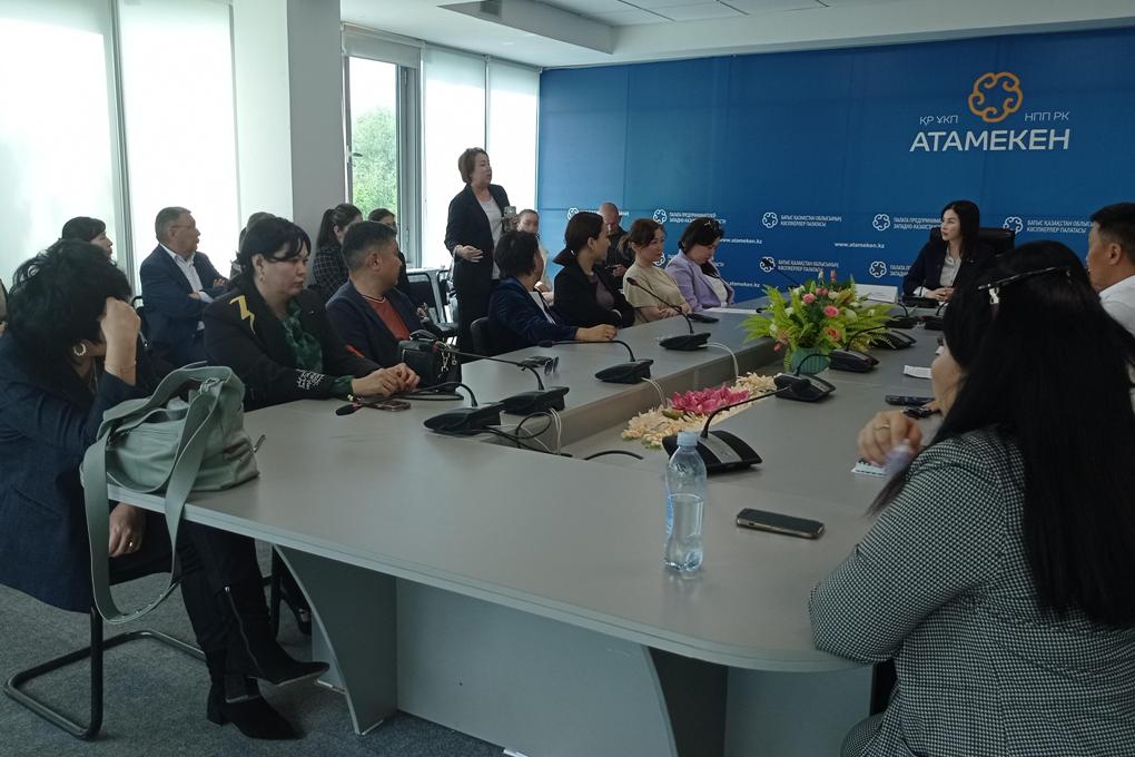 совещание - школьная форма (1)