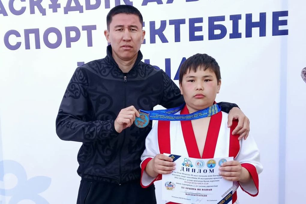 завоевал награду