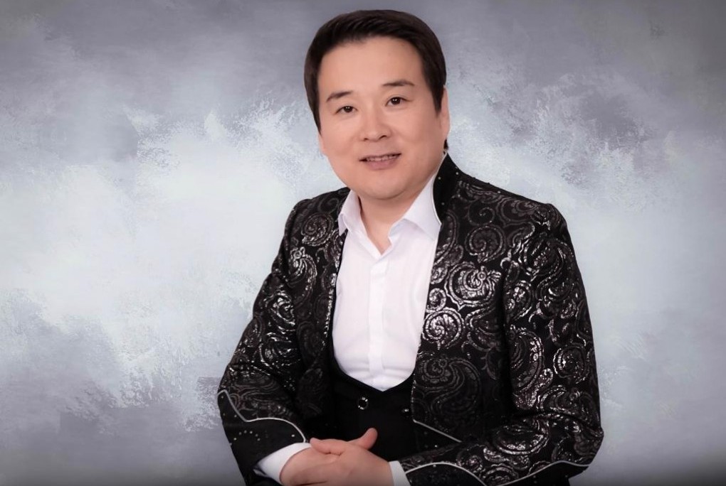 үлкен мүшесі бар жалаңаш жігіттер