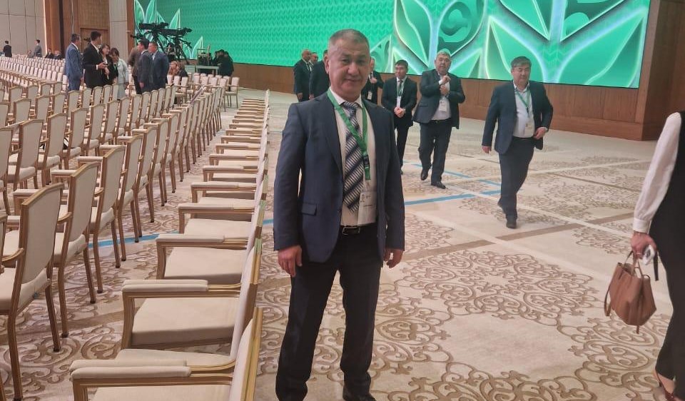 Әке таяғын ұстаған Едіге Ғабдығалұлы ауыл шаруашылығы еңюеккерлерінің форумында. (2)