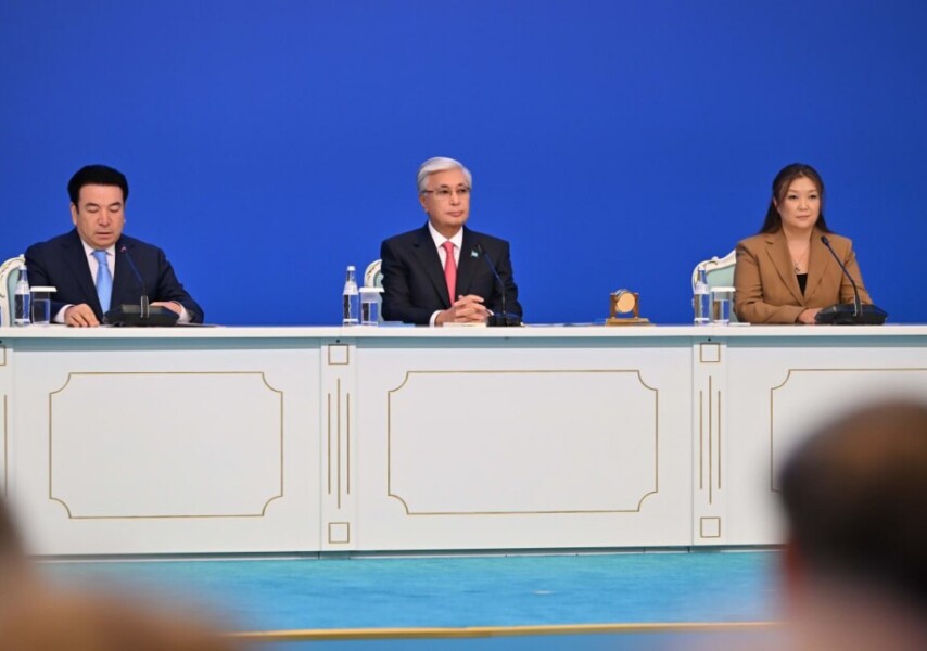 Стендте жалаңаш және күлкілі