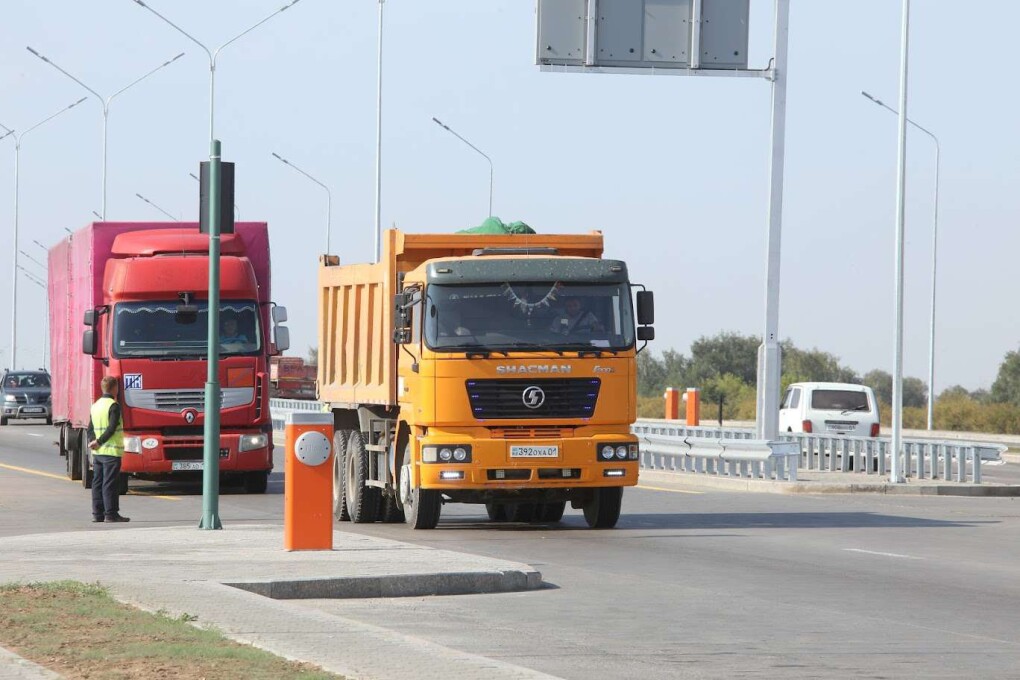 Қисық жас әйелдермен порно