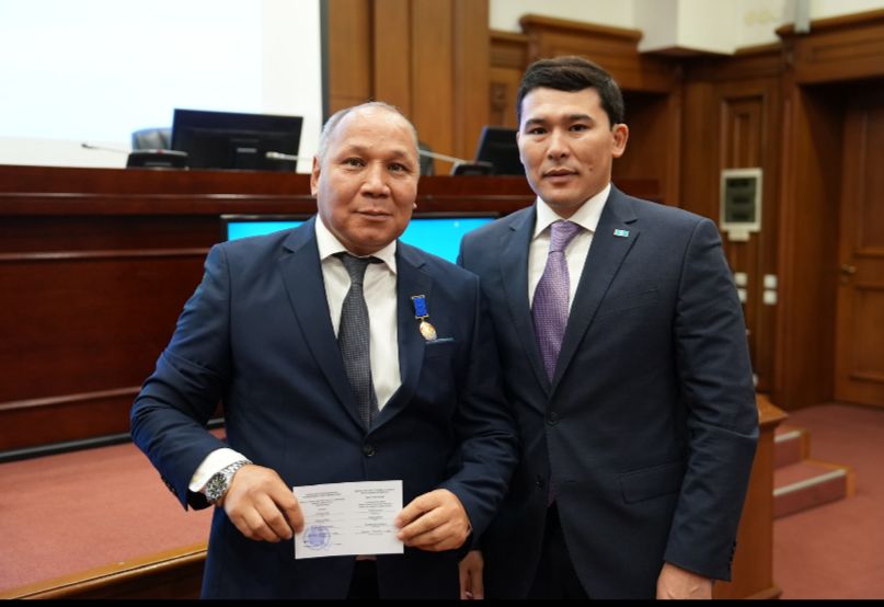 Жалаңаш хоккейшінің суреті