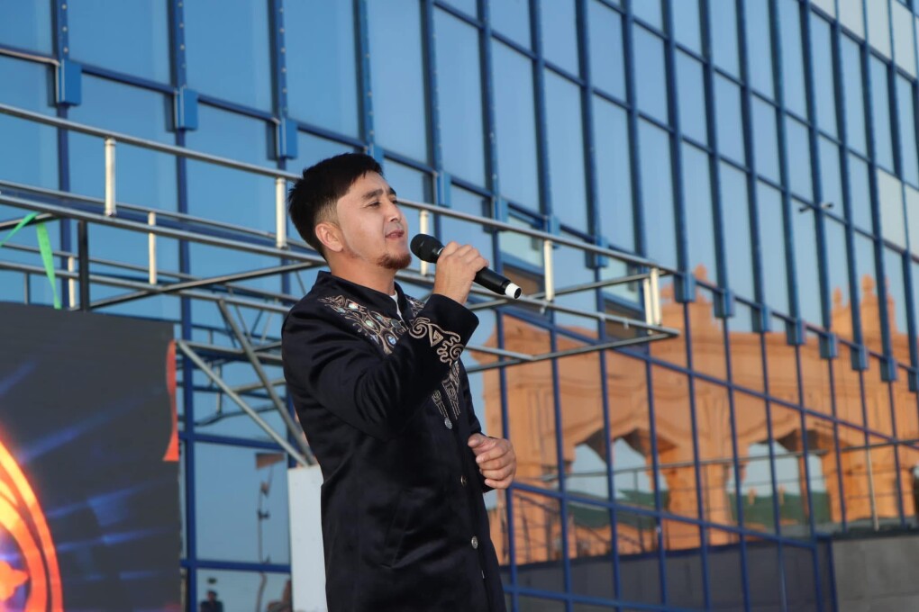 Көлік жуып жатқан жалаңаш қыздар видео