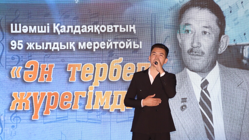 Жалаңаш әнші Слава зәр шығаруда Жалаңаш әнші Слава зәр шығаруда