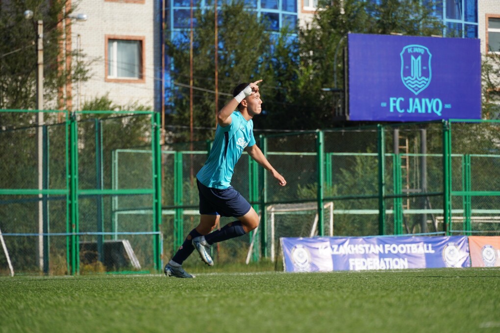 Екеуі бір-бірінің аузына тығылады