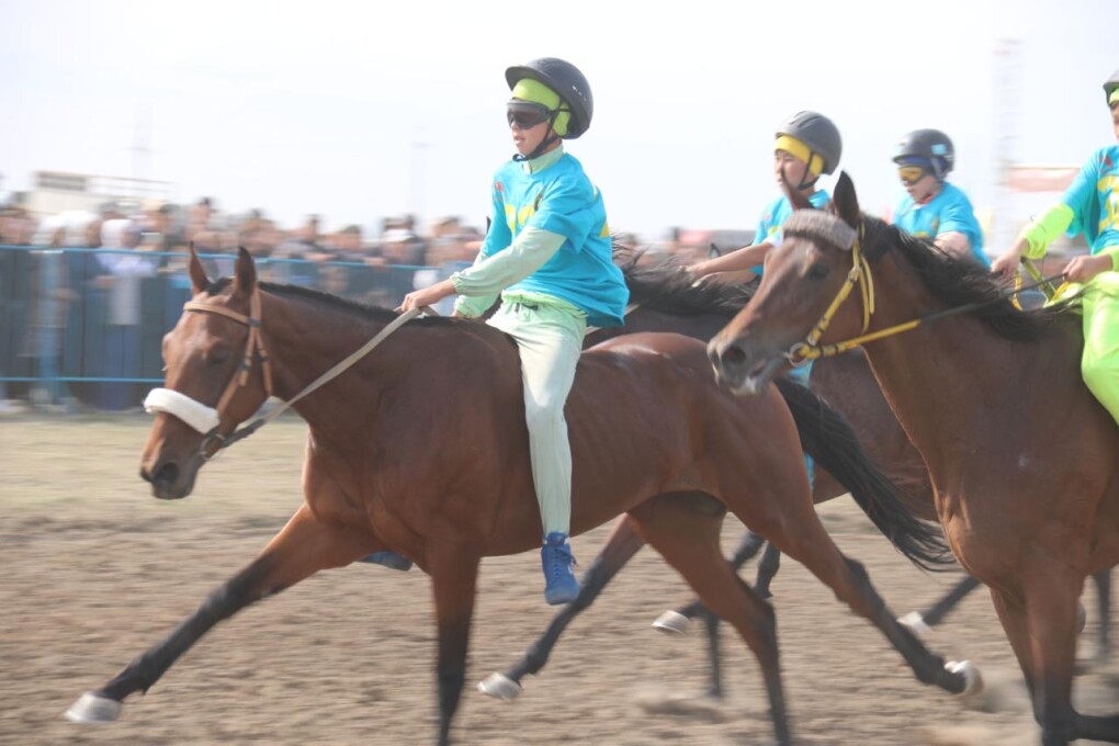 Тік тұрып зәр шығарып жатқан қыздың видеосы