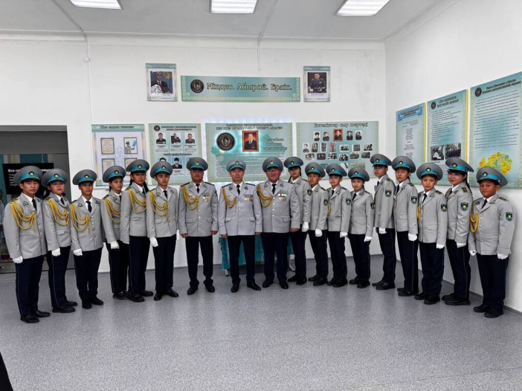 Юбкалар мен шұлықтардағы қыздар порно