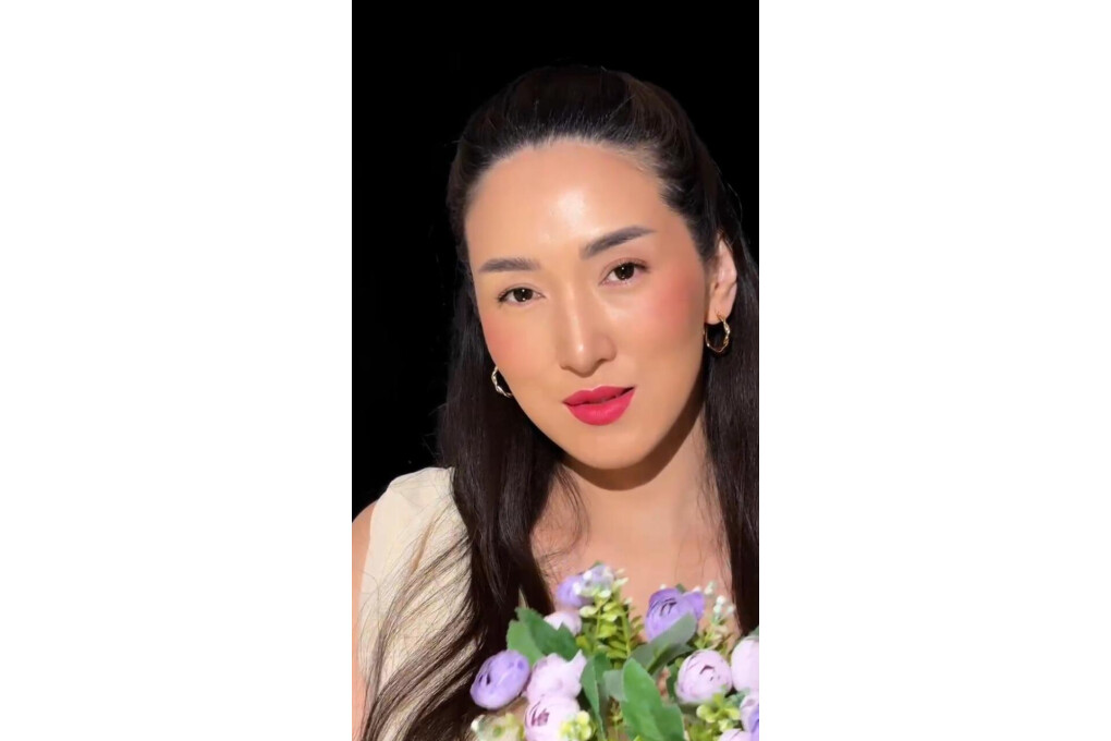 Эротикалық ұзын бойлы ханымдар Жалаңаш Костеневаның бейнесі