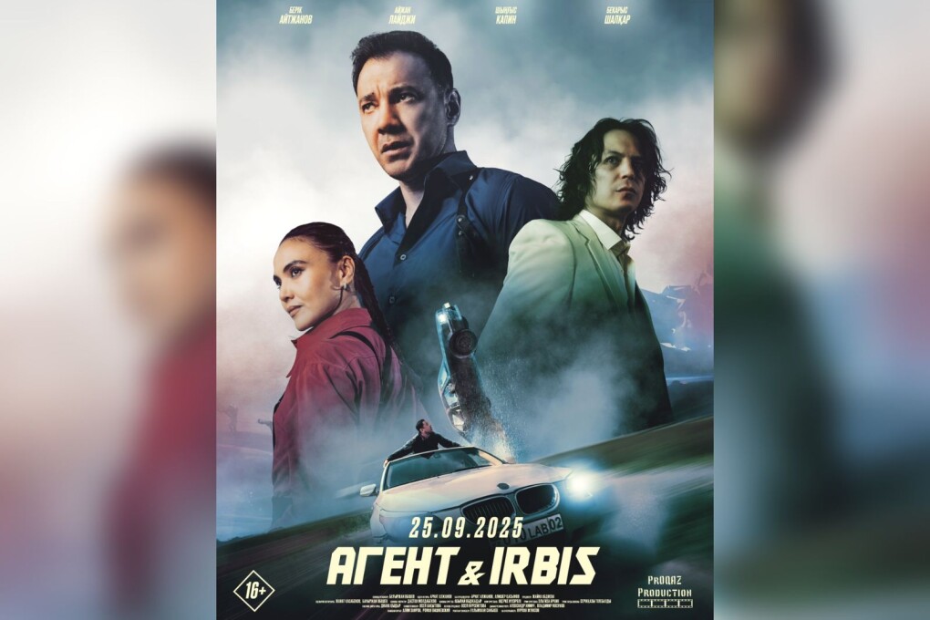 Қисық азиялық әйел ер адамға қызмет көрсетеді