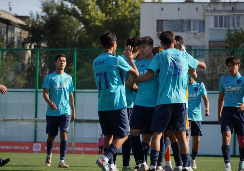 Жай ғана футболкада және іш киімсіз