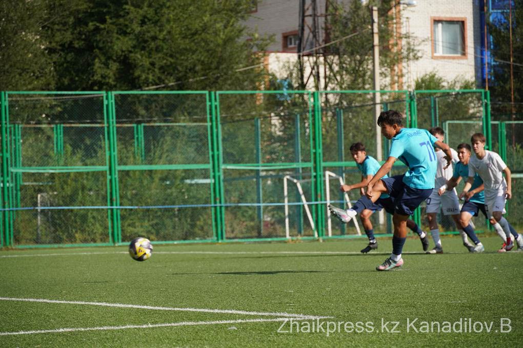 Жаңа жылдық орыс студенттік порно Олар пиздадағы жезөкшені трахает және сол жерде сперма