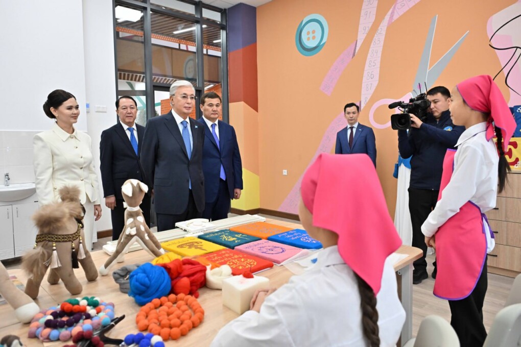 Қыздардың шашырауы мен ағуымен зорлықпен мастурбациялауы