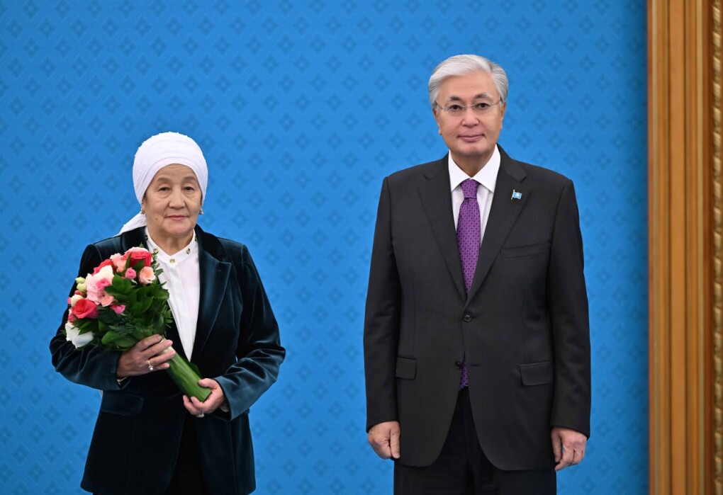 Студенттік ұстазды қағып алыңыз