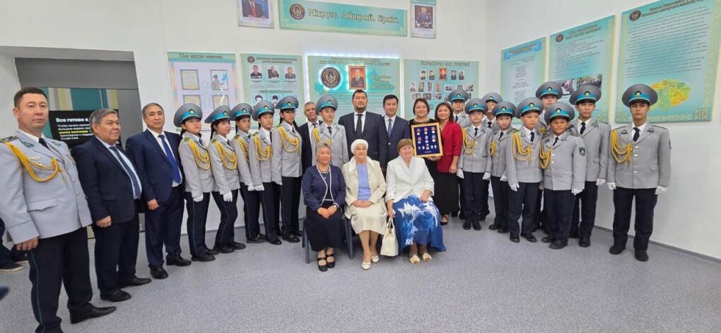 Жас жұбайлар жыныстық қатынасқа түсе бастайды Риас пен Иссейдің сексі