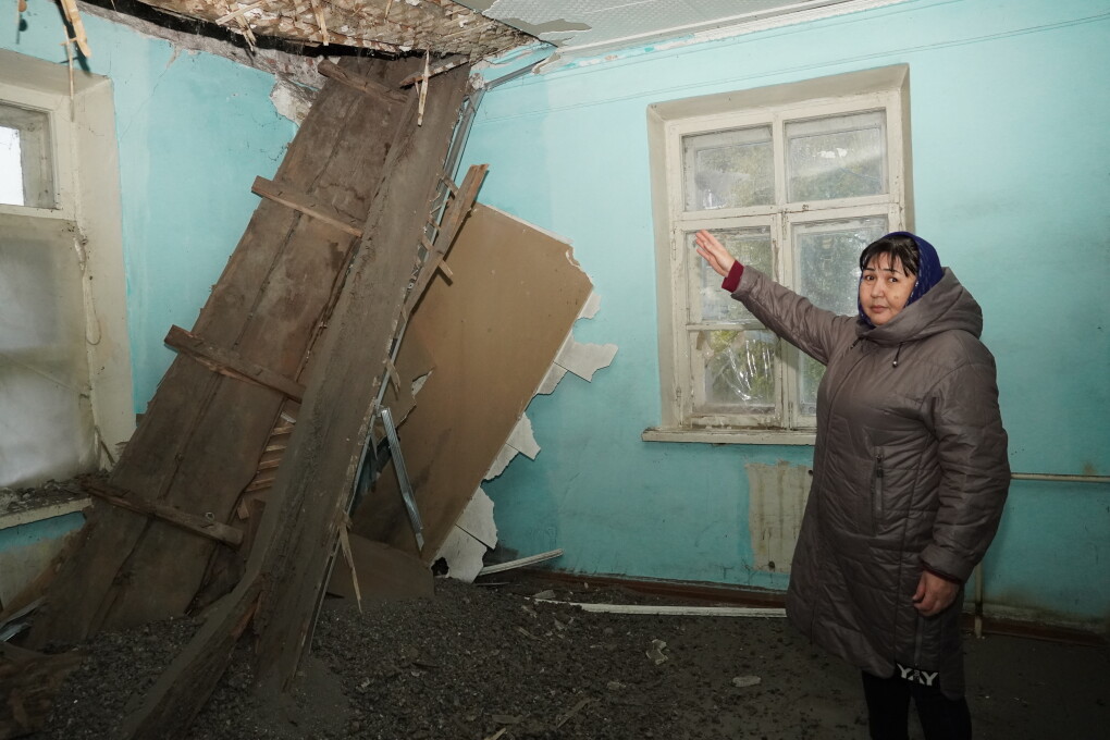 Порно қыз терезеге жабысып қалды