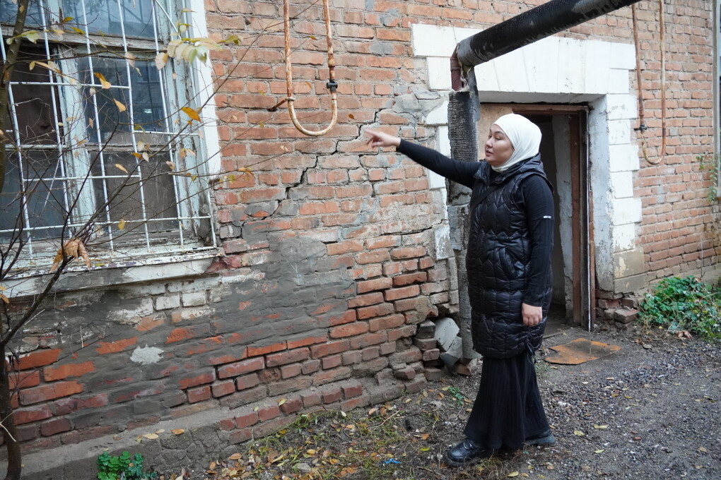 Толық үй иесі мен сантехник