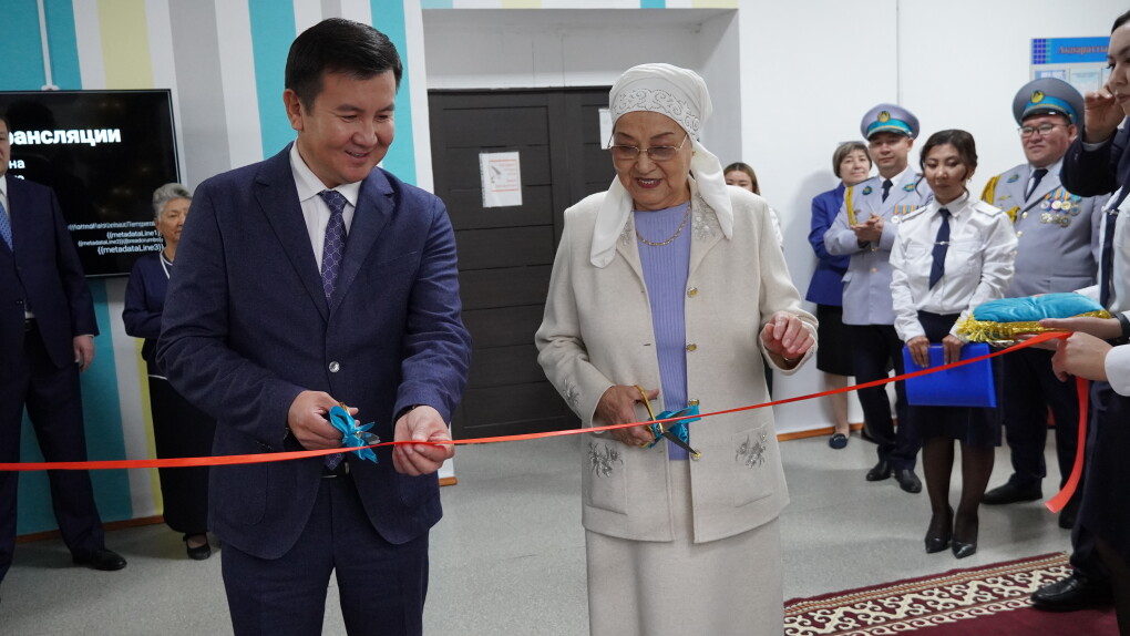 Симонетта Стефанелли жалаңаш Онлайн порно қысқа шаш