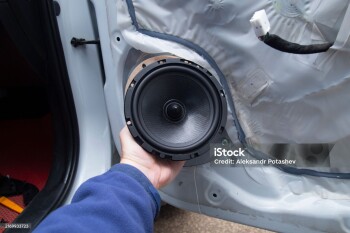 Car audio system.Installation of acoustics in the front doors of the car.