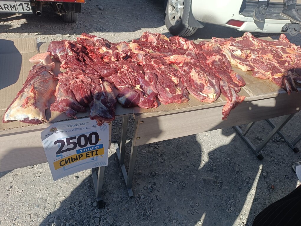 Оның айқайлағаны туралы видео Әдемі жалаңаш аяқтары бар қыздар