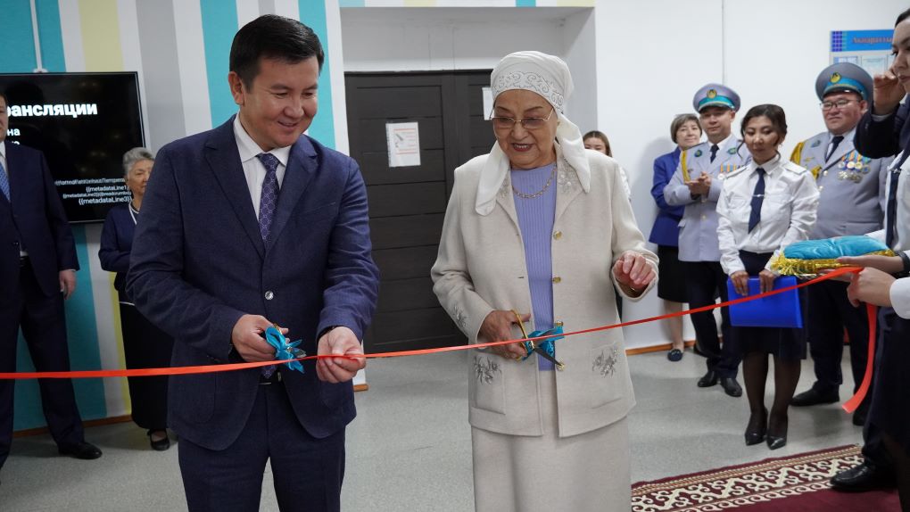 Жапон әдемі әйеліне арналған куннилингус порно