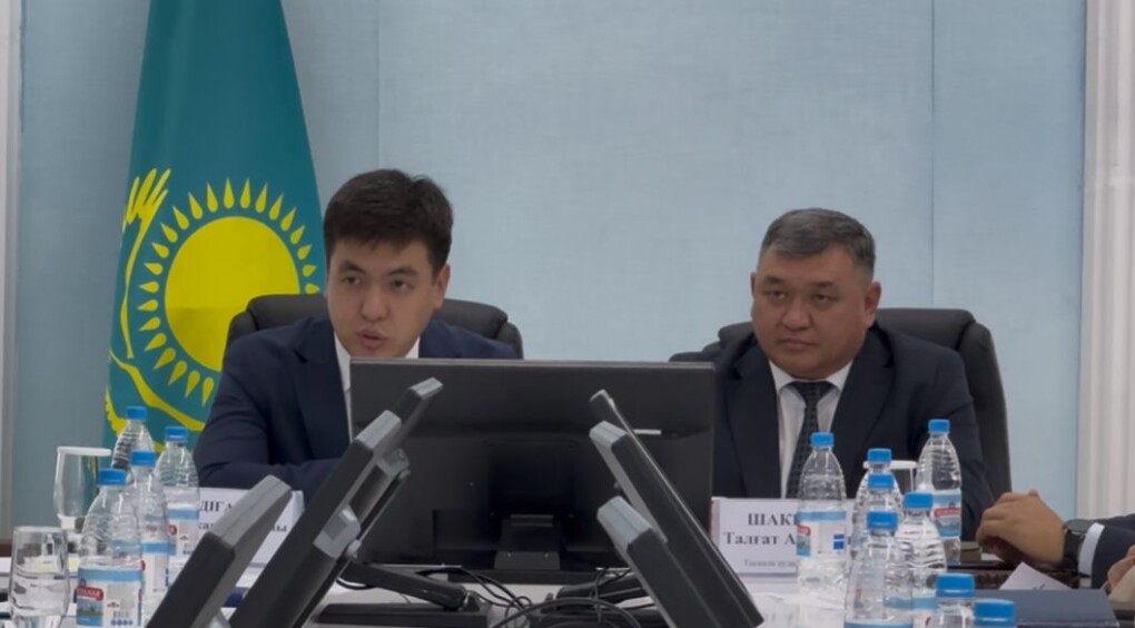 Планетадан порно көру БДСМ киска тігілген