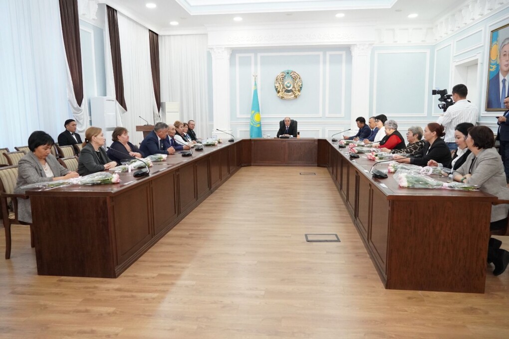 Лесбиянка порносын қараңыз, олар пиздаларды жалайды және шырыш ағып кеткенше спермы