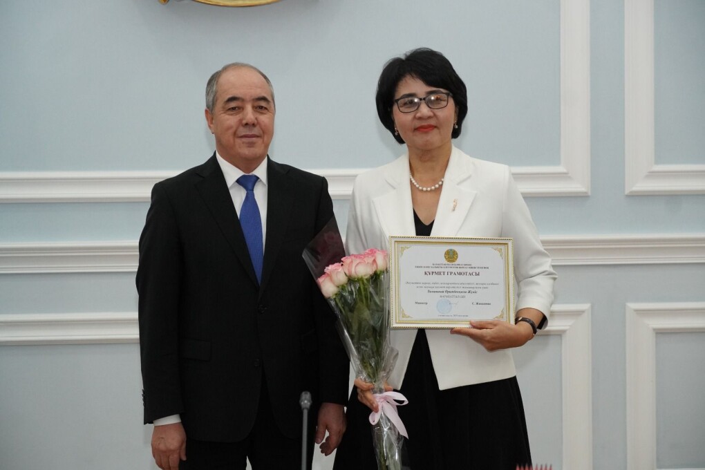 Дәретханадағы тыңшылық камераны қараңыз