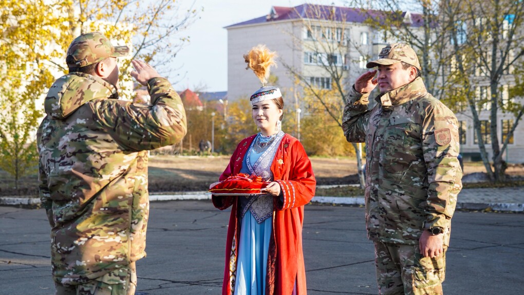 кішкентай кеуделері жалаңаш