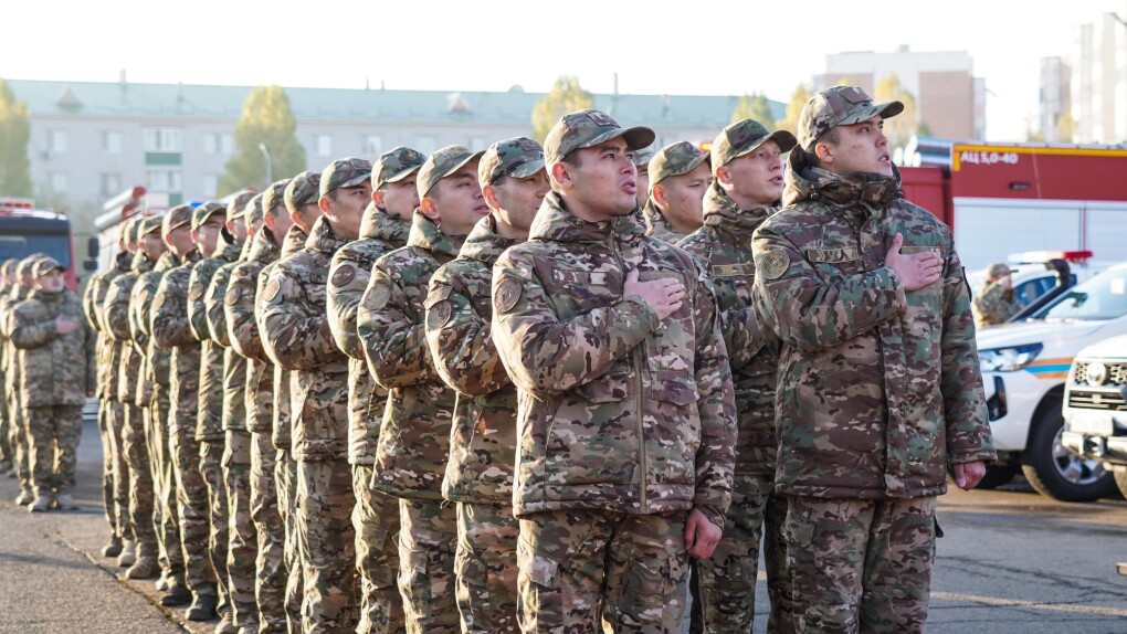 Догги стиліндегі жалаңаш бөкселерді қараңыз