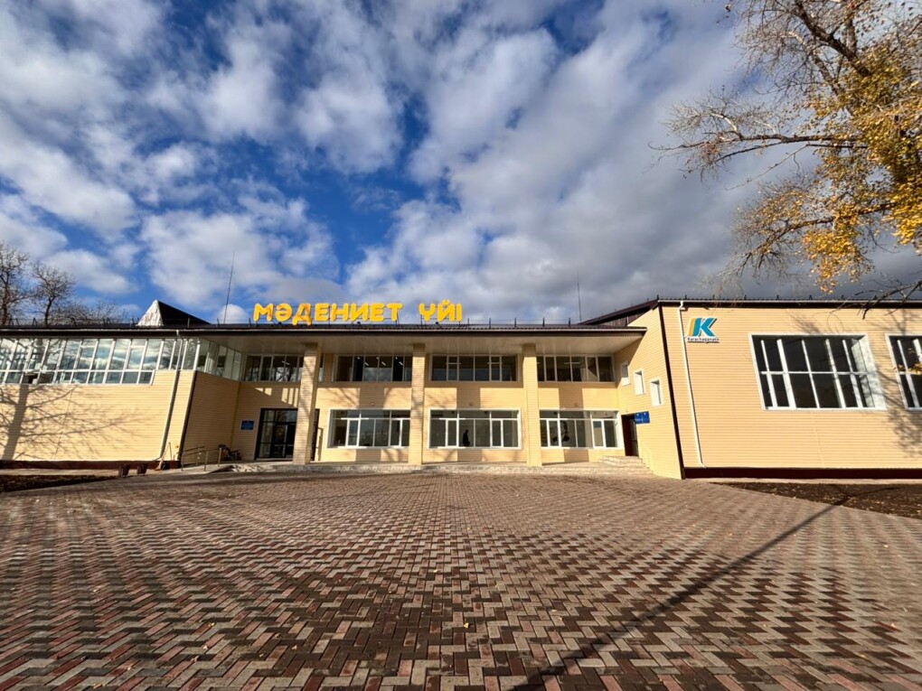 Арық жалаңаш жігіттер