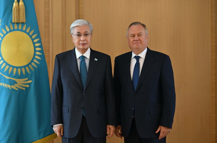 Орыс порносы: Анасы мен қызы ұлын ебет