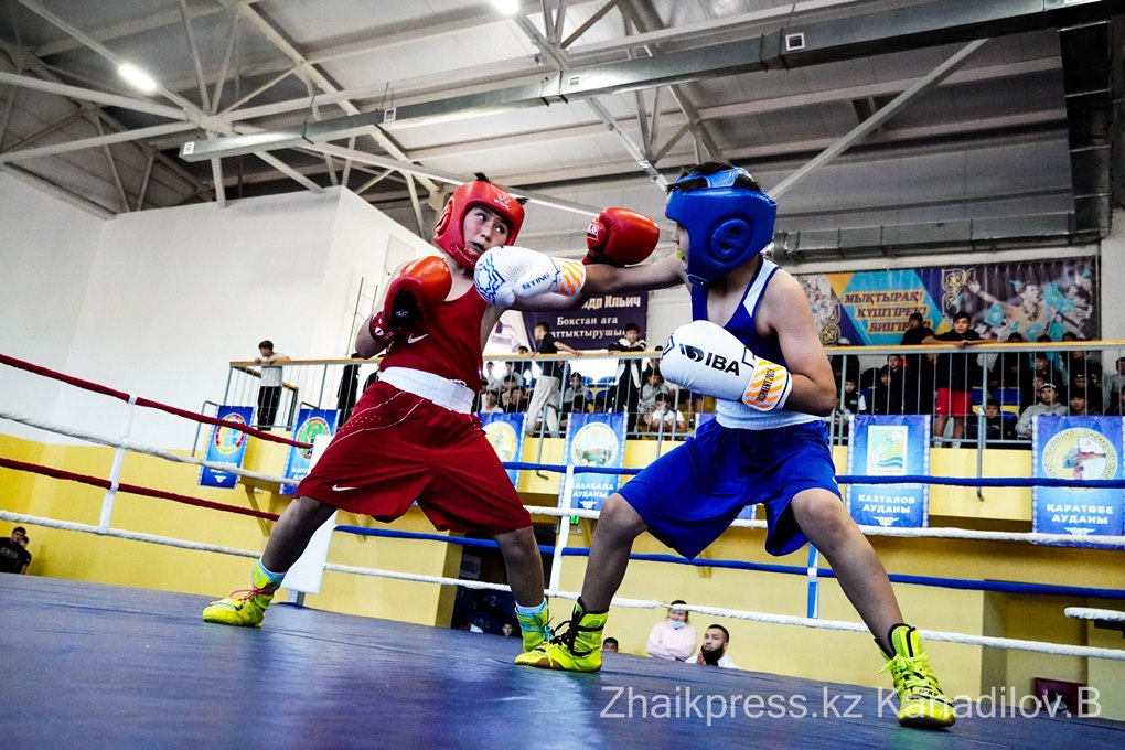 Ылғал трусикидегі жалаңаш әйелдің суреті