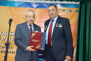 жүрегі жырға оралған