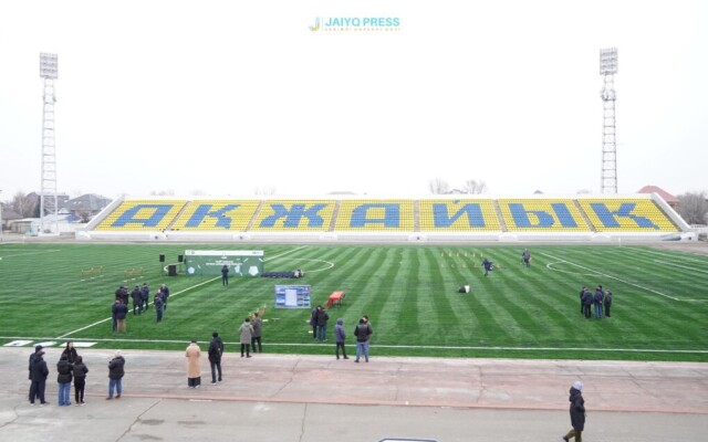 Орал қаласында стадионға жаңа көгал төседі