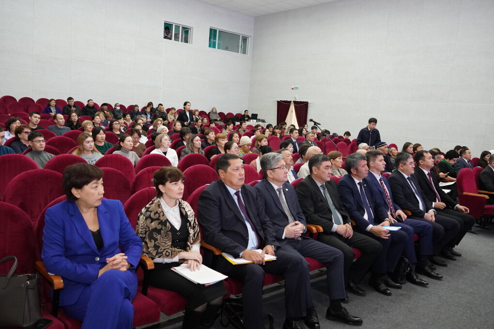 Күйеуі мен әйелі ммф бисексуалдық порно фильмдер Қираған жердегі секс