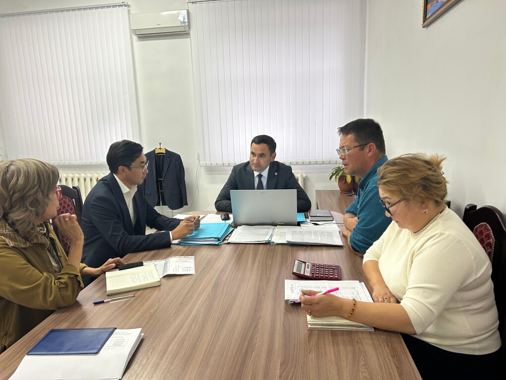 Е. Үмітовтың қабылдауындамыз