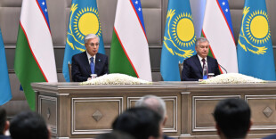 Президенты Казахстана и Узбекистана провели совместный брифинг для представителей СМИ