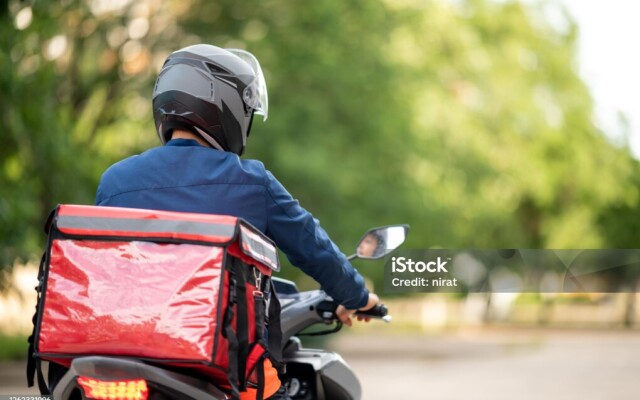 Қазақстанда курьерлер жаппай көлеңкеден шығуда